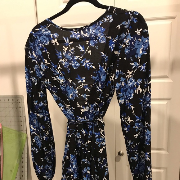 Long sleeved Wrap Dress - Picture 3 of 5